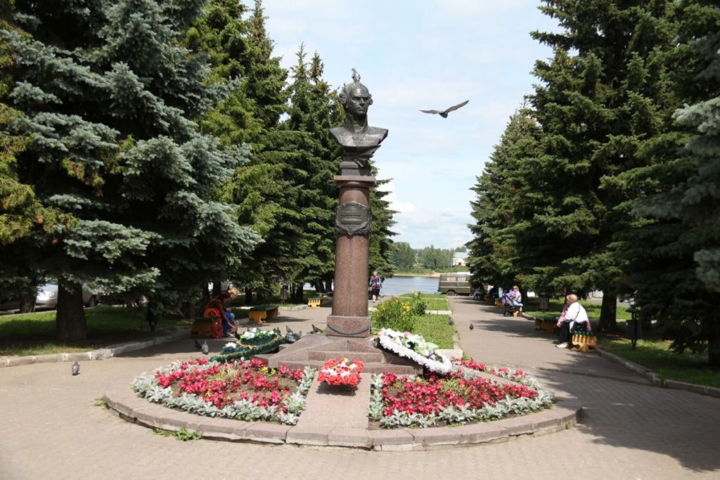 Памятник адмиралу Ф.Ф. Ушакову