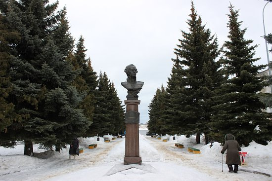 Памятник нашему земляку, прославленному адмиралу Ф.Ф.Ушакову поставлен к 300-летию ВМФ в 1996году, Автор работы Е.Пасхина.