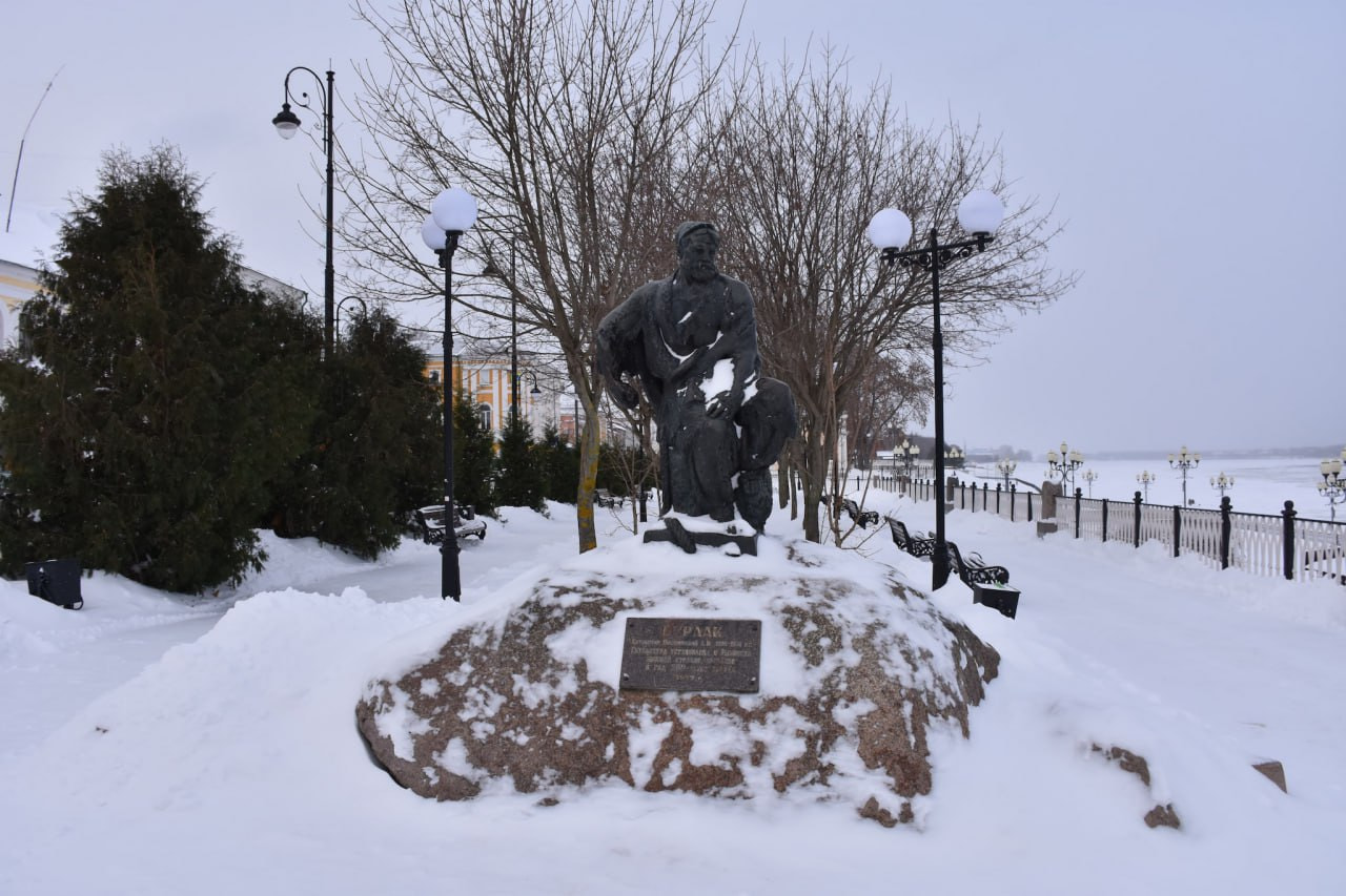 Автор скульптуры Бурлака Л.М. Писаревский. Памятник посвящен труженикам Волги-бурлакам