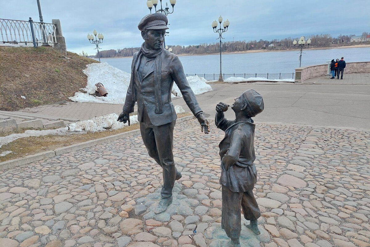 The episode of L. Gaidai's film "12 Chairs" was captured by sculptor A. Prokhorov. The monument to Ostap Bender was opened in 2021 on the Day of the city of Rybinsk.