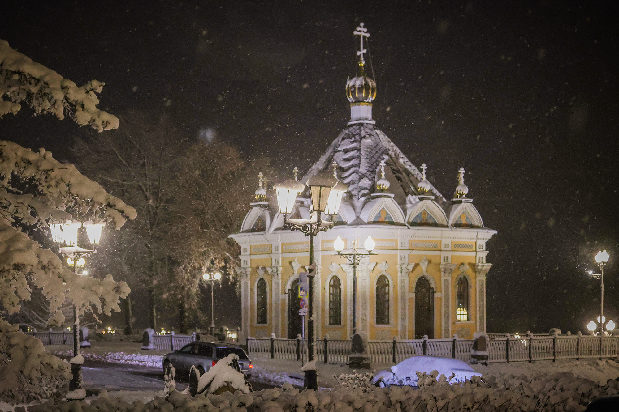 Никольская часовня была построена в 1867 на средства купца 1 гильдии, старосты Спасо-Преображенского собора, И. И. Эльтекова в память об избавлении императора Александра 2 от покушения на него в 1866г