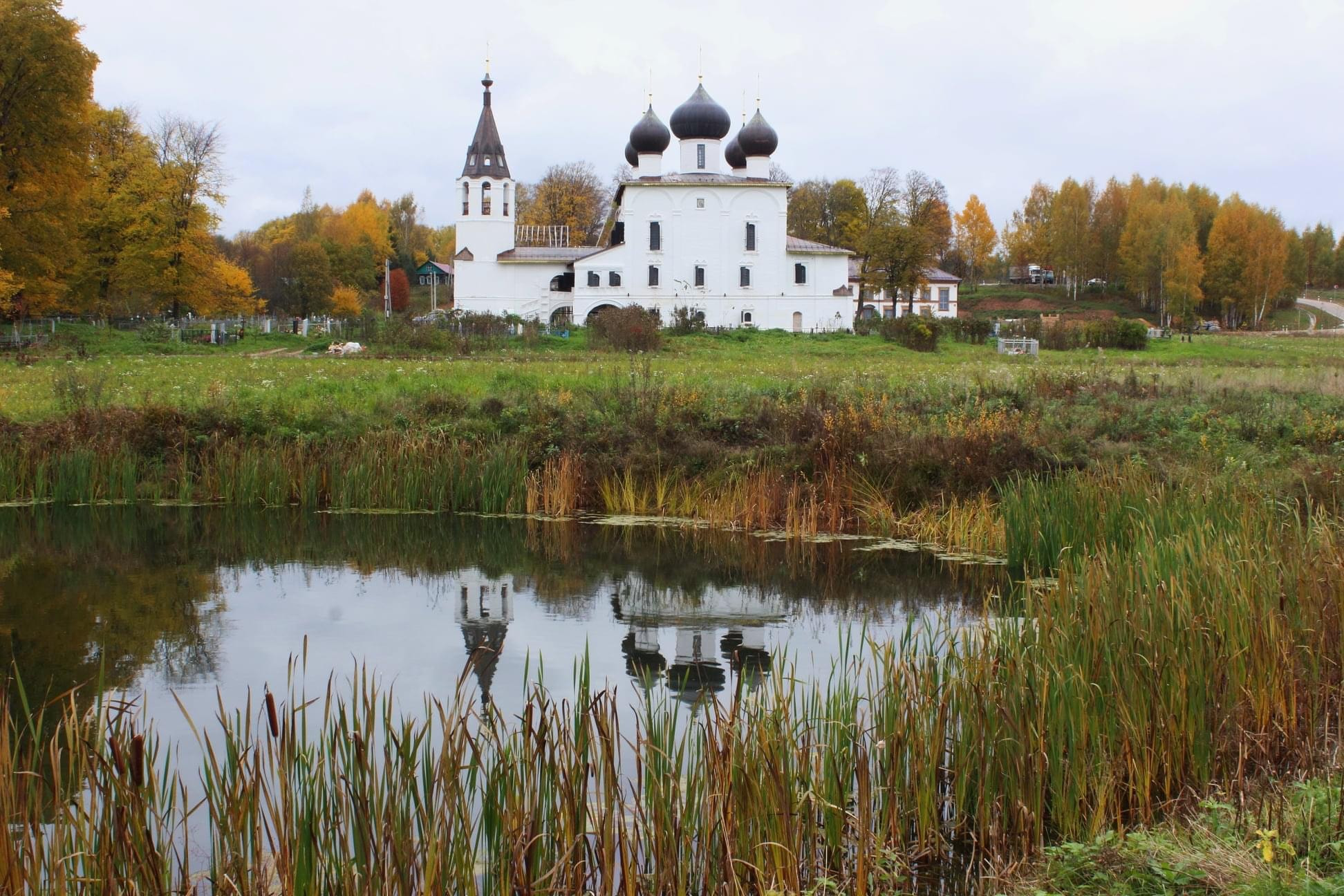 The temple complex of the village of Hopylevo in the Rybinsk district is located on the left bank of the Volga River, 36 kilometers from Rybinsk and 27 kilometers from the left bank of Tutaev.