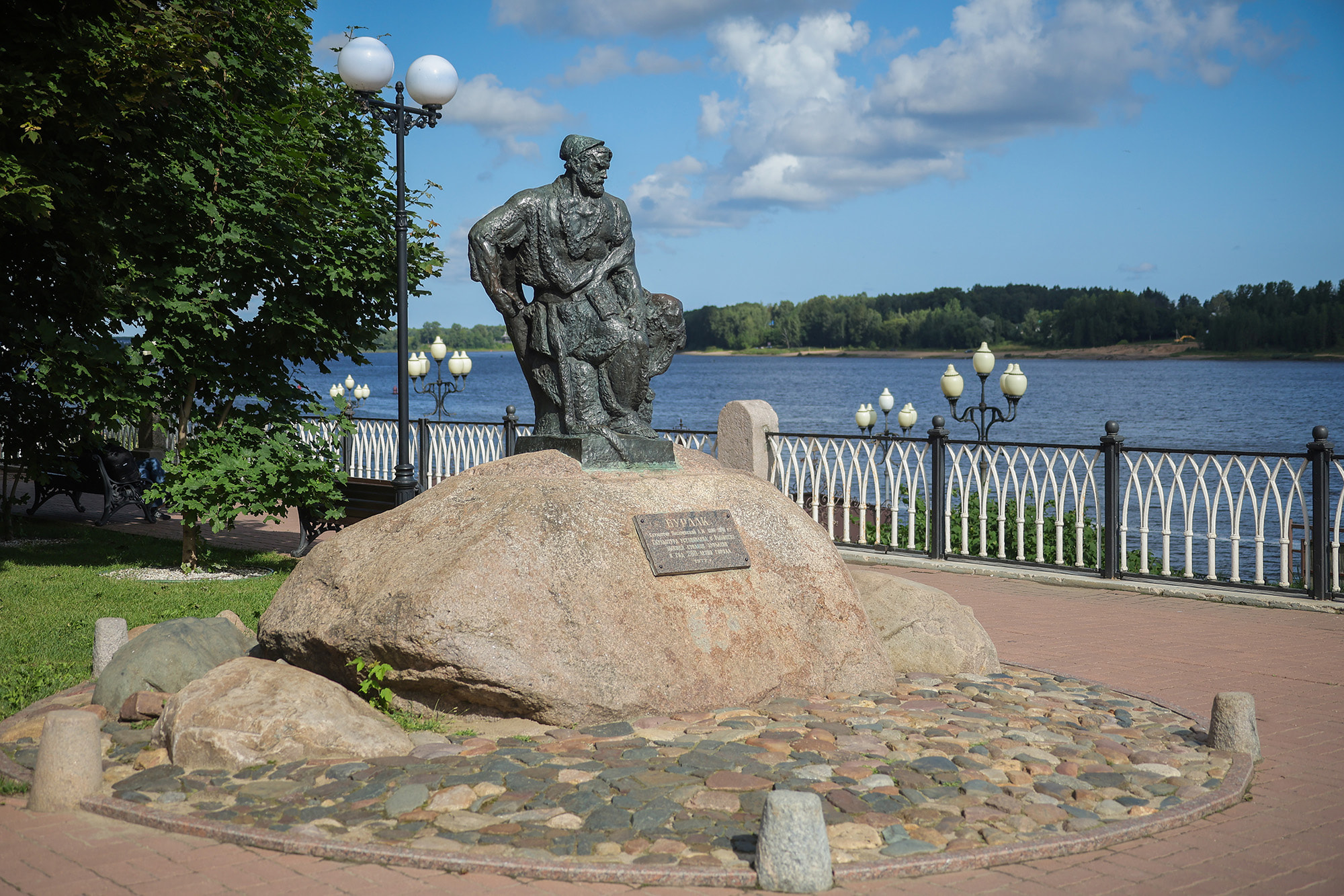 Памятник Бурлаку