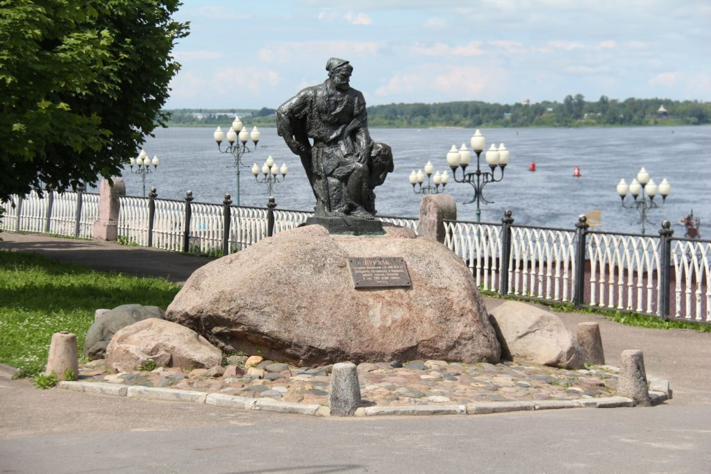 Памятник Бурлаку